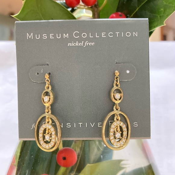 Museum Collection Sensitive Ears Hypo-allergenic Gold-tone CZ dangle earrings - Picture 4 of 8